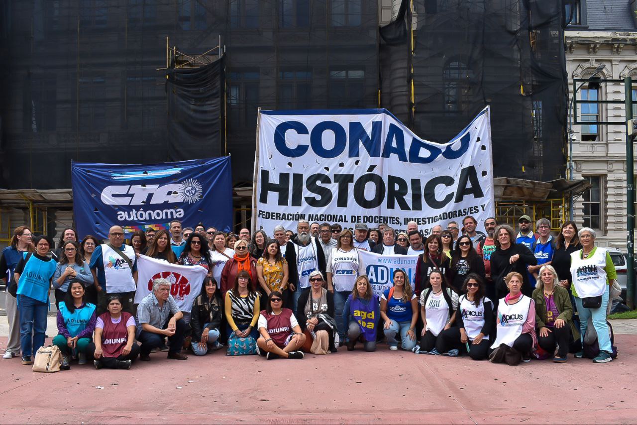 Acto de CONADU Histórica frente al Ex Ministerio de Educación