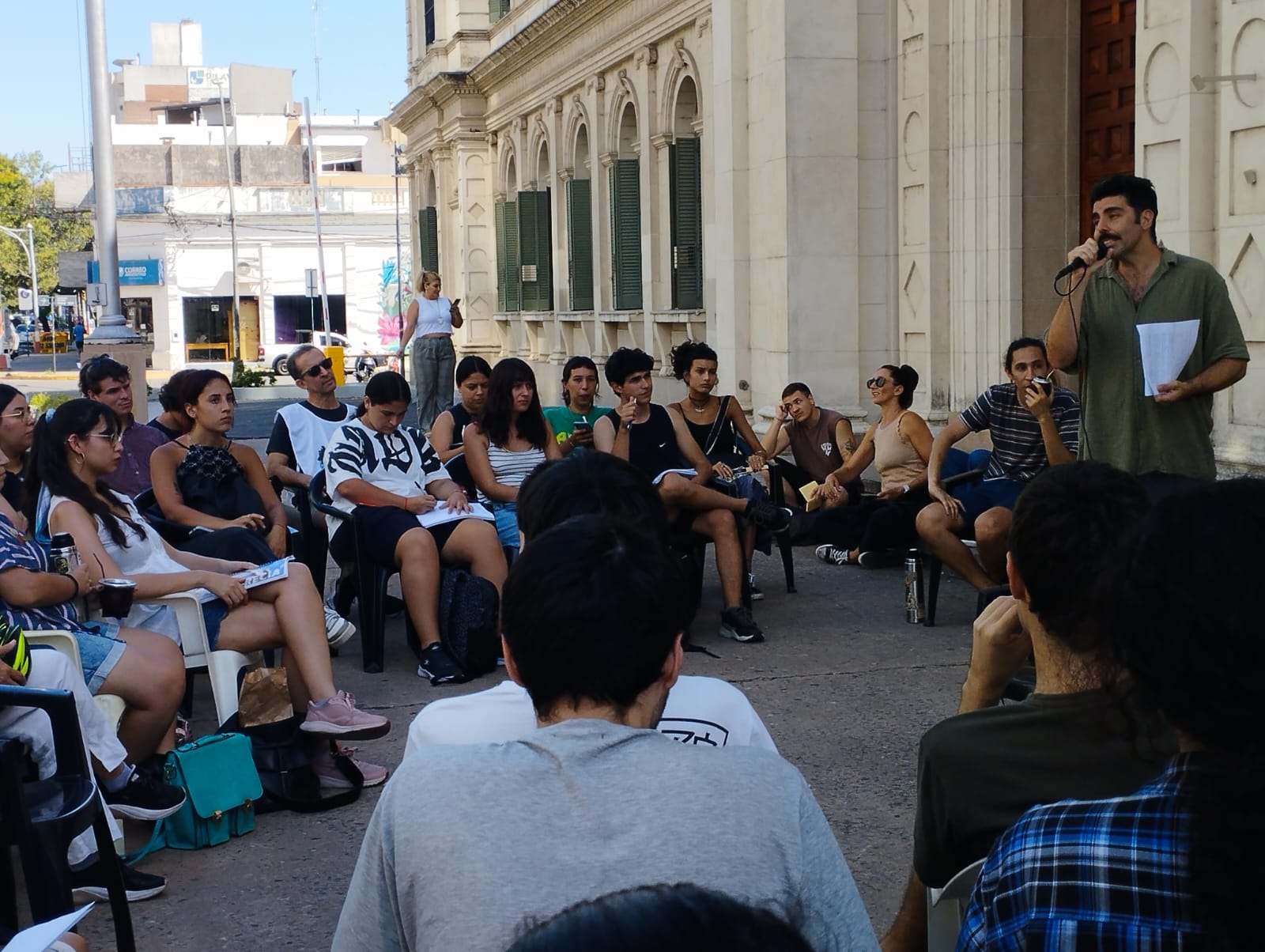 La universidad piensa y crea en la calle